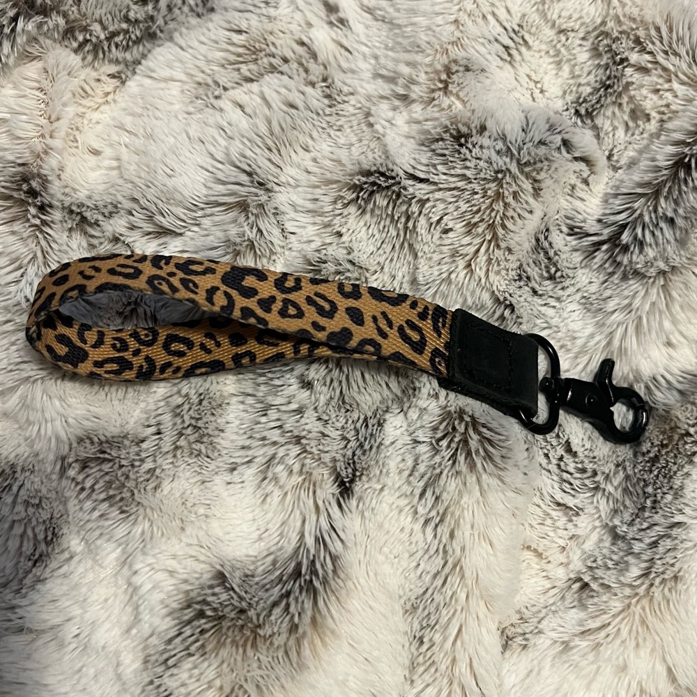Thread wrist lanyard